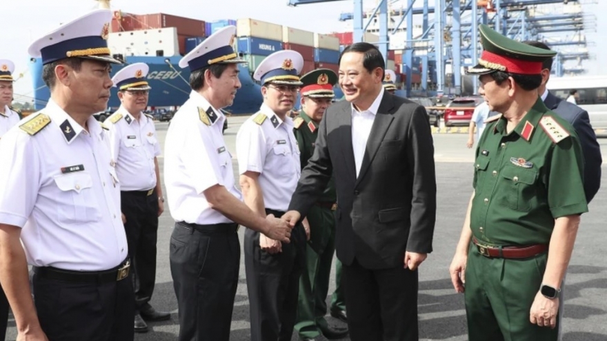 Lao Prime Minister visits Tan Cang-Cat Lai terminal